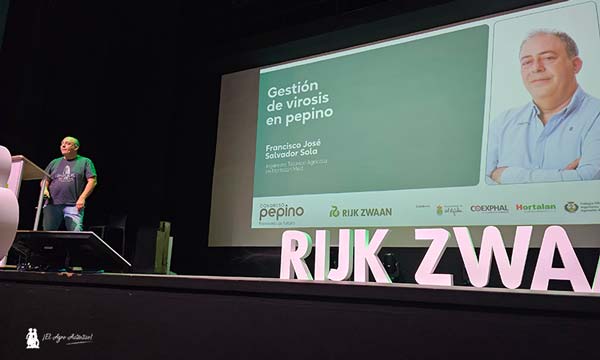 Paco Sola, técnico de Hortalan Med, en el Congreso de pepino de Rijk Zwaan / agroautentico.com