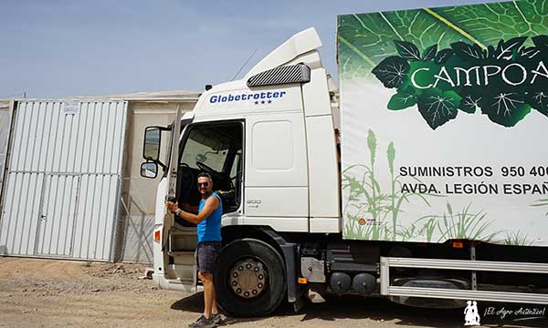 Un agricultor de Adra carga su camión para llevar el género a la alhóndiga / agroautentico.com