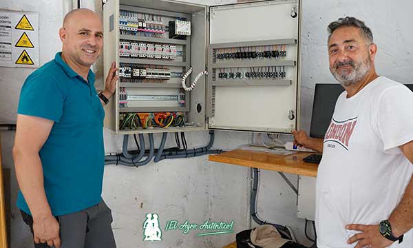 Alberto Lázaro, CEO de Himarcan, con el agricultor Víctor López / agroautentico.com