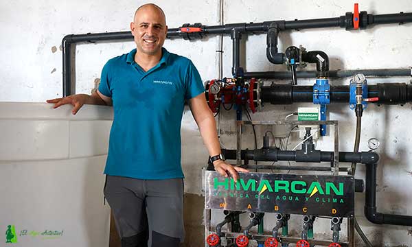 Alberto Lázaro, CEO de Himarcan en una nueva instalación de cabezal de riego / agroautentico.com