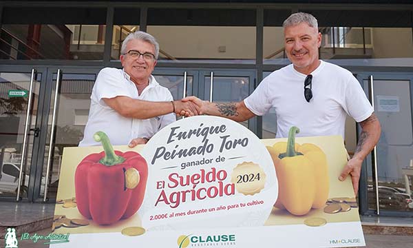 Bonifacio Sánchez de HM.Clause con el agricultor Enrique Peinado en Campoejido / agroautentico.com