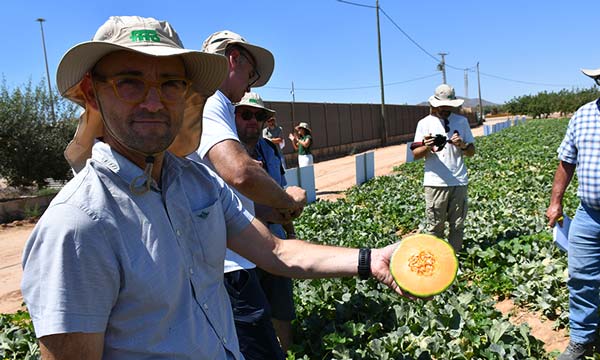 Israel Roca, Semillas Fitó, con la variedad Borabora / agroautentico.com