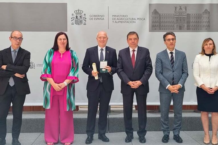 El Ministerio distingue a Joan Mir con la encomienda de número al mérito agrario