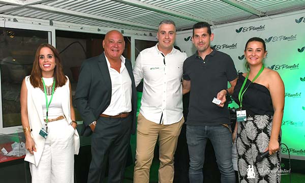 Manuel Escudero, Ana Belén Escudero, Chary Enríquez y Diego Medrano con agricultores de la costa de Granada