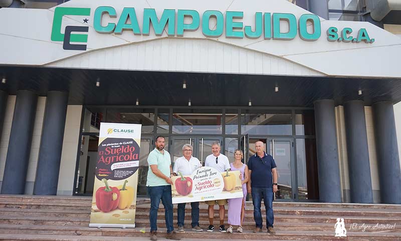 Enrique Peinado y Ana Fernández recogen El Sueldo Agrícola en Campoejido