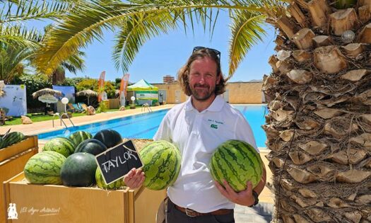 Juan Antonio Fernández, breeder de Fitó, con la sandía Taylor / agroautentico.com
