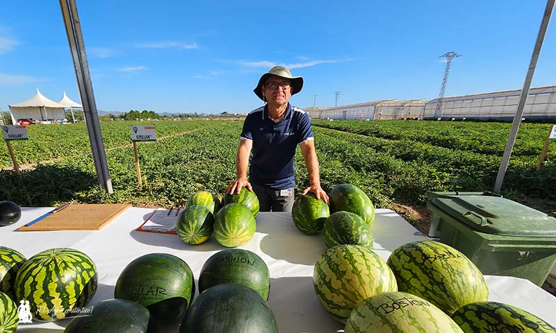 Pere Montón, especialista, antes de iniciar la cata y explicación a pie de campo en Cartagena / agroautentico.com