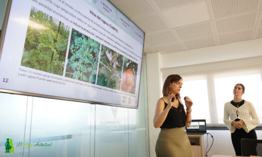Ana del Mar Salmerón y Ana Isabel Tristán, investigadoras de la UAL, en la Semana de la Ciencia de Viagro / agroautentico.com