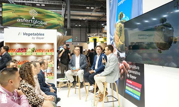 Mesa de debate con casos de éxito con Bayer en agricultura regenerativa.