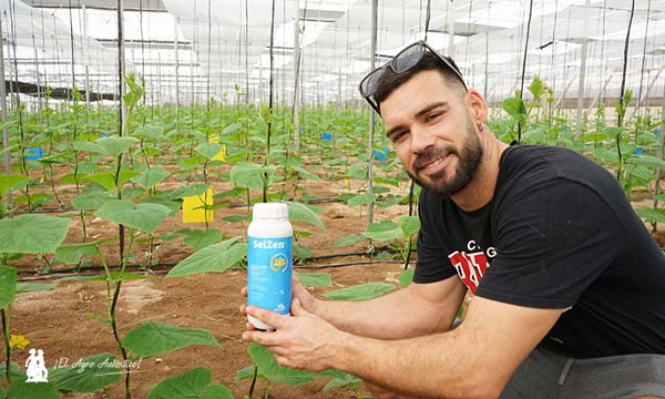 Santiago Martín Alonso, joven agricultor de Vícar con el producto SeiZen de Seipasa / agroautentico.com