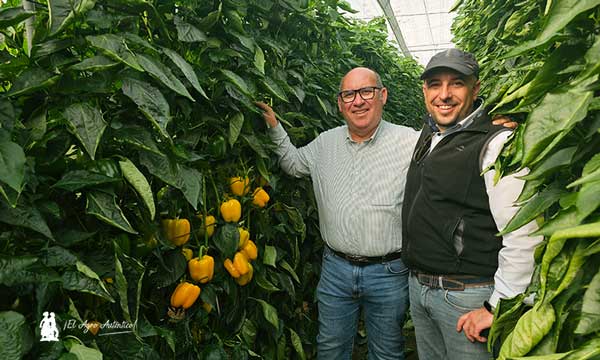 Víctor Jiménez Vega con Salvador Lupión, distribuidor en Almería de agroTIP / agroautentico.com