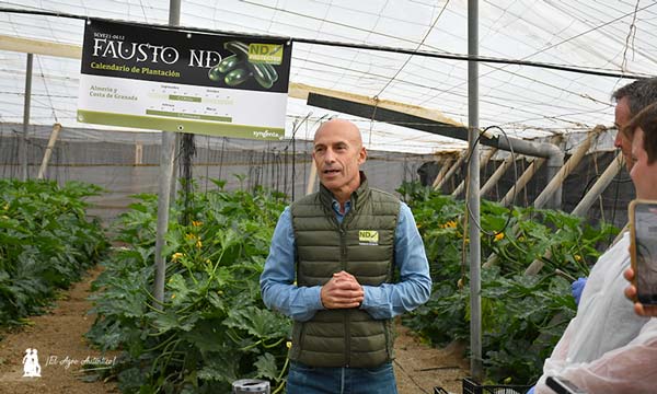 José Antonio Marín, técnico de Syngenta, durante una de las visitas a campo / agroautentico.com