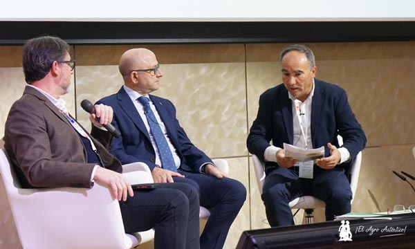 Juan Tomás y Manuel Gómez con el presentador David Baños / agroautentico.com