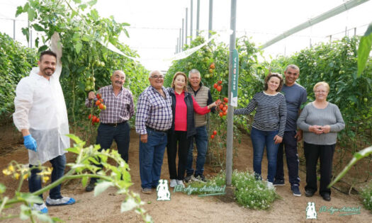 Pedro Burguillos con su familia y el tomate Renora de Hazera / agroautentico.com