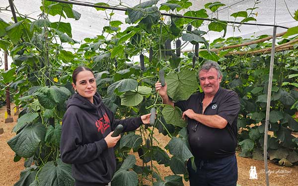 Juan Pedro y Sara, agricultores almerienses, con la nueva variedad de Bejo