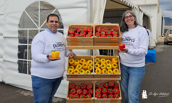 José Ramón Martínez y Elvira Vitores con la gama Olimpo en rojo y amarillo / agroautentico.com