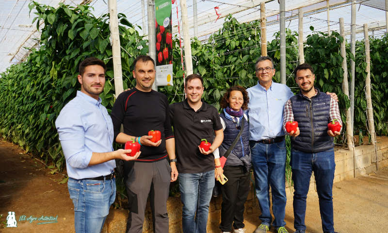 Técnicos de SAMA, Eva y Pedro, con miembros de HM.Clause: Jorge, Ángel, Javier y José Miguel / agroautentico.com