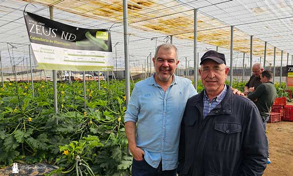 Juan Cruz, Syngenta, con un buen amigo y agricultor / agroautentico.com