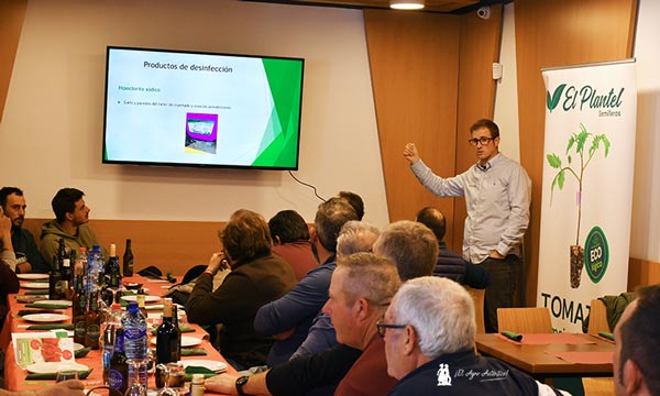 Ángel Gómez impartiendo su última charla sobre cherry de verano con El Plantel Semilleros / agroautentico.com