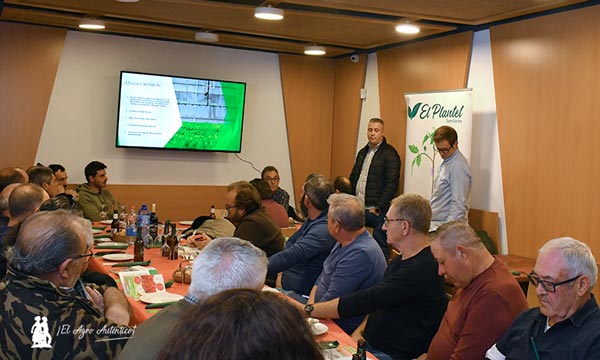 Charla de El Plantel Semilleros en Baza con agricultores de cherry de verano / agroautentico.com