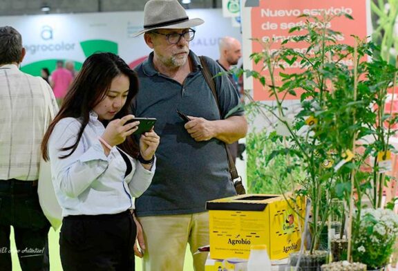 Una feria agrícola rodeada de 33.000 hectáreas de invernaderos