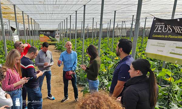 José Antonio Marín con un grupo de técnicos y agricultores en las jornadas de calabacín de Syngenta / agroautentico.com