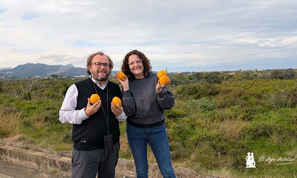 Ana Rubio y José Antonio Arcos con cítricos en la comarca de La Safor, Comunidad Valenciana / agroautentico.com