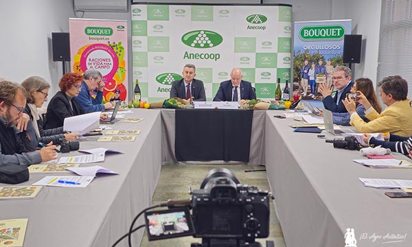 Alejandro Monzón y Joan Mir atendiendo a los medios en el balance de la última campaña / agroautentico.com