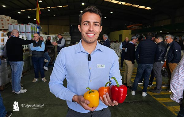 Stefano Recupero, como coordinador técnico, junto a un nutrida representación de otros departamentos de la compañía, entre ellos el de marketing.