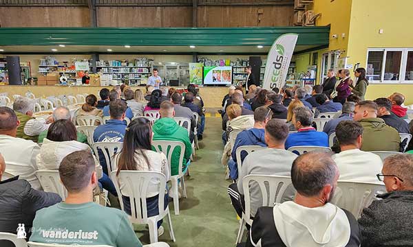 Stefano Recupero, como coordinador técnico, junto a un nutrida representación de otros departamentos de la compañía, entre ellos el de marketing.