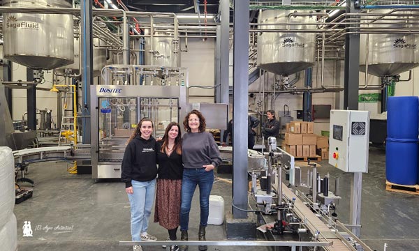 Ana Rubio con Marina Orihuel y María Batista delante de una gran plataforma en la nueva fábrica de Citrosol reconstruida / agroautentico.com