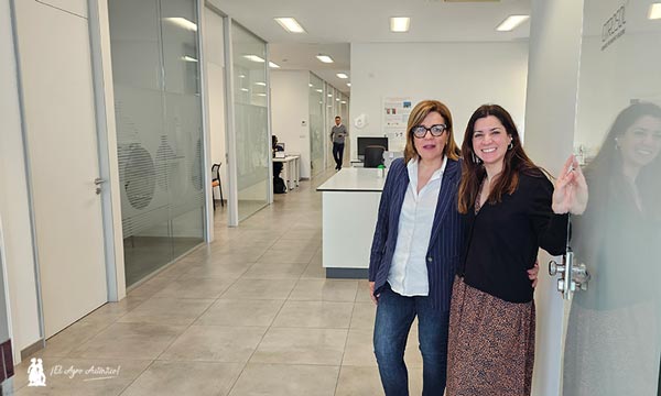 Inma Navarro y Marina Orihuel en la entrada a los laboratorios / agroautentico.com