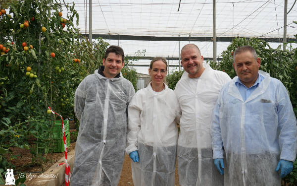 Joaquín Cañabate y José Antonio Ibarra, CapGen; con un matrimonio de productores de tomate pera, Jessica Maldonado y Juan José Gómez / agroautentico.com