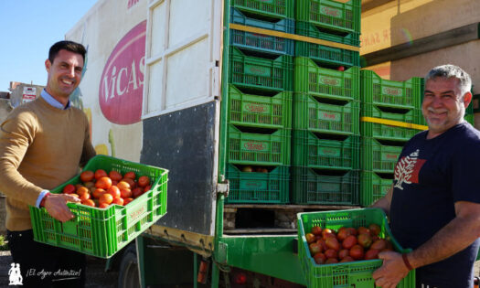 Juan Montes y Máximo Berenguer con el tomate Heredero / agroautentico.com