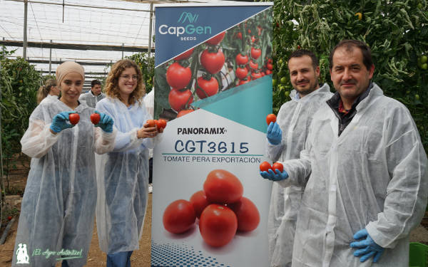 Rocío y Meryem, del equipo de desarrollo; con Alejandro, marketing en CapGen; y Jorge, técnico de Costa Ejido / agroautentico.com