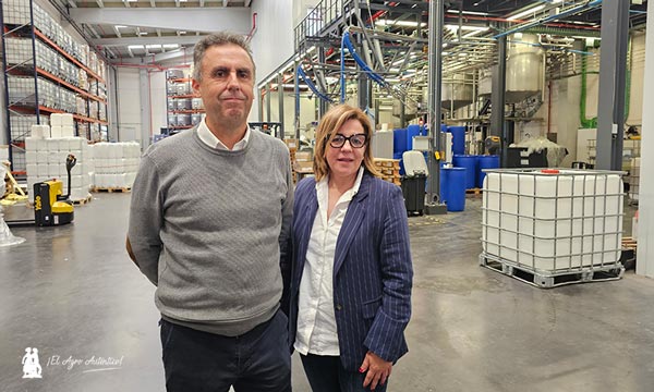 Jorge Bretó e Inma Navarro en la nueva fábrica de Citrosol / agroautentico.com