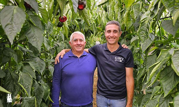 David con su padre José Sánchez. Relevo generacional en la agricultura almeriense / agroautentico.com