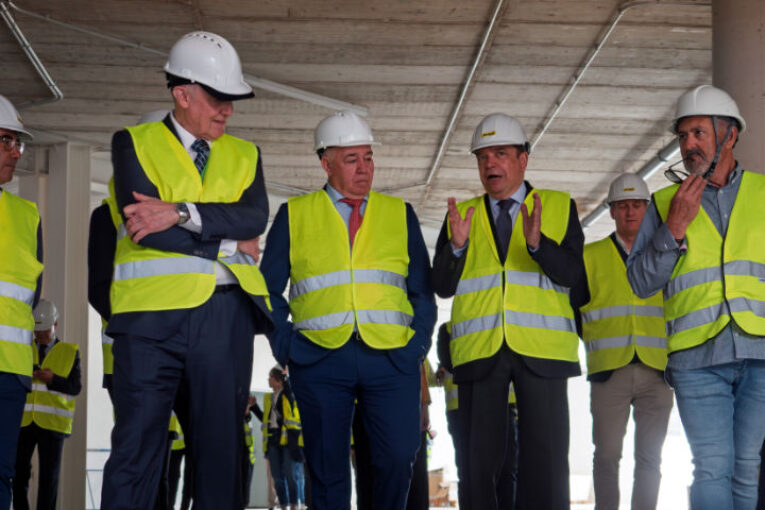 Luis Planas visita las obras de la futura sede de Unica