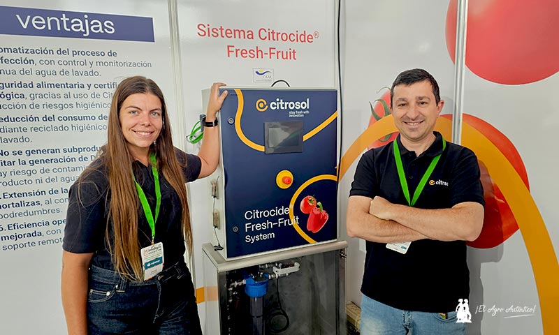 María Reyes y Martín Mottura en el expositor de Citrosol en Infoagro Exhibition 2025. lavado higiénico melón sandía / agroautentico.com