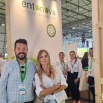 Francisco Cara, gerente de Entonova, con María Legaz, representante de SEDQ / agroautentico.com