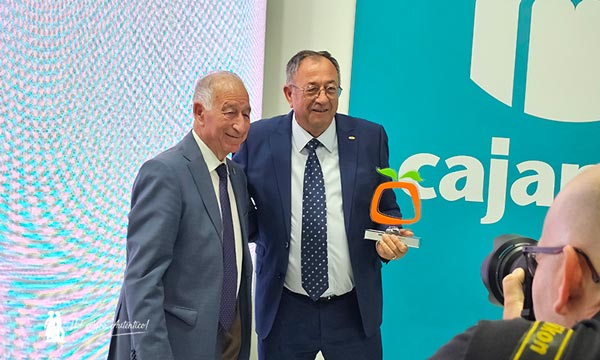 Gabriel Amat entrega el Premio Productor Agrícola a Miguel Moreno, socio y expresidente de Hortamar, cooperativa dentro de Anecoop / agroautentico.com