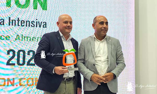 El delegado de Agricultura, Antonio Mena, entrega a Koppert el Premio Vía Eco. Recoge Juan Miguel Rodríguez, director comercial / agroautentico.com
