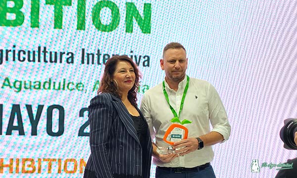Carmen Crespo entrega el Premio Tecnología de Invernaderos a Agroinver. Recoge Juan Sánchez, director técnico / agroautentico.com