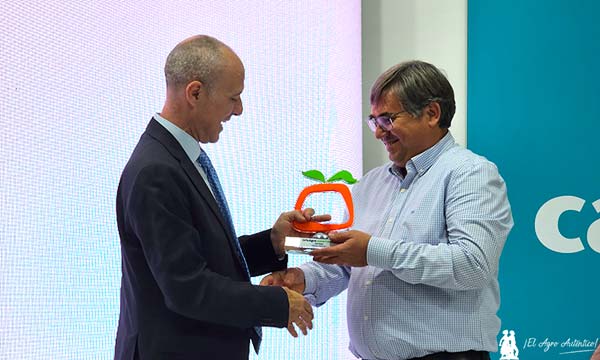 Jesús García, director de Infoagro, entrega el Premio VíaSmart a José Manuel Torres, director técnico de Hiotera, que emplea 25 variables para ayudar al agricultor en la toma de decisiones / agroautentico.com