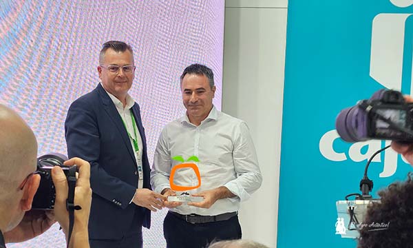 El gerente de MABE recoge el Premio Comercialización de manos de Sergio Villegas, de Cajamar / agroautentico.com