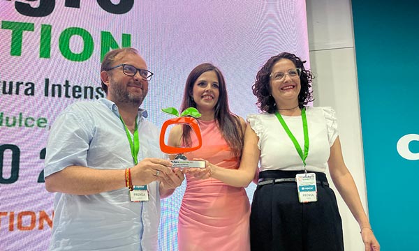 Lydia Medero, jefa de prensa de la feria de Almería, con Ana Rubio y José Antonio Arcos. Medero hace entrega del Premio Comunicación Infoagro Exhibition 2025 / agroautentico.com