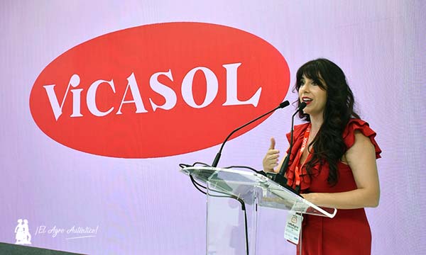 Elisabeth Marín, directora de marketing y sostenibilidad, presentando a los 'Embajadores' de Vicasol / agroautentico.com