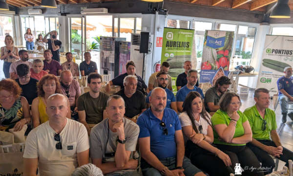 Agricultores en Motril en la presentación del pepino Pontius / agroautentico.com