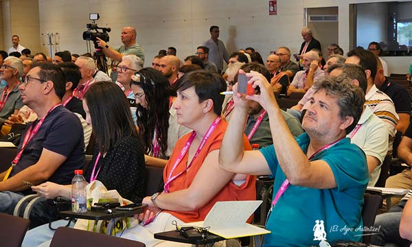 Productores, técnicos, investigadores, empresas y prensa especializada en este Congreso centrado en el aguacate en la costa de Granada / agroautentico.com