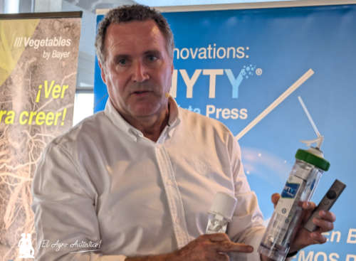 Diego Hernández, responsable en España y Portugal de protección de cultivos en invernadero, con la feromona de Bayer Vynyty Tuta Press / agroautentico.com